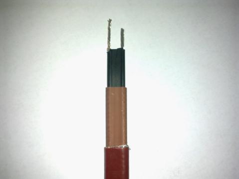 將伴熱帶的外護套及屏蔽層剝離，剝出母線